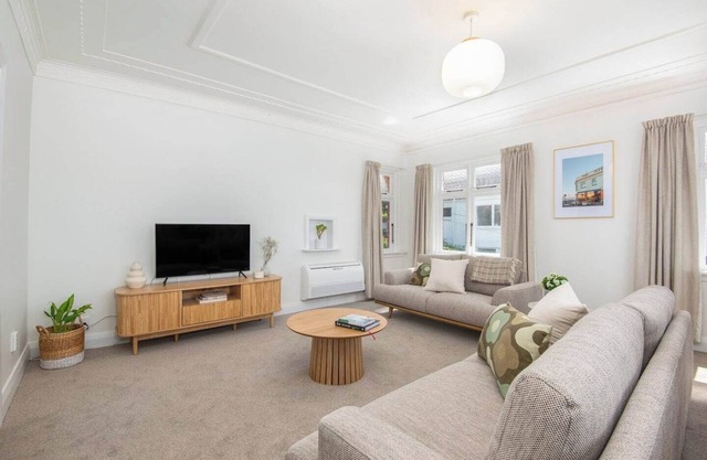 Roslyn Charm: Large Character Home with Views