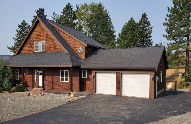 Roslyn Pines: Hot Tub, Spacious Deck, Dogs Welcome