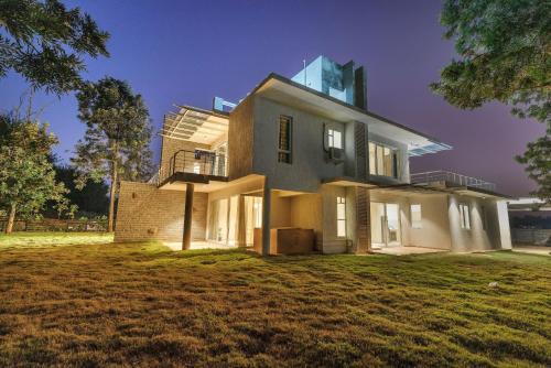 Royal County Villa by StayJadeJacuzziGarden