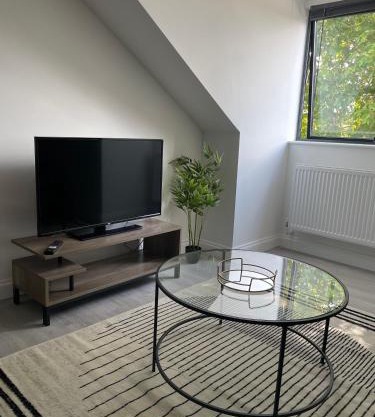 Royal Oak 7 - FREE PARKING - Sleeps 5 - Perfect for Contractors - Near Shops - Wi-Fi - Long Term Stays