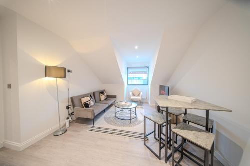 Royal Oak 9 - FREE PARKING - Perfect for Contractors - Wi-Fi - Long Term Stays