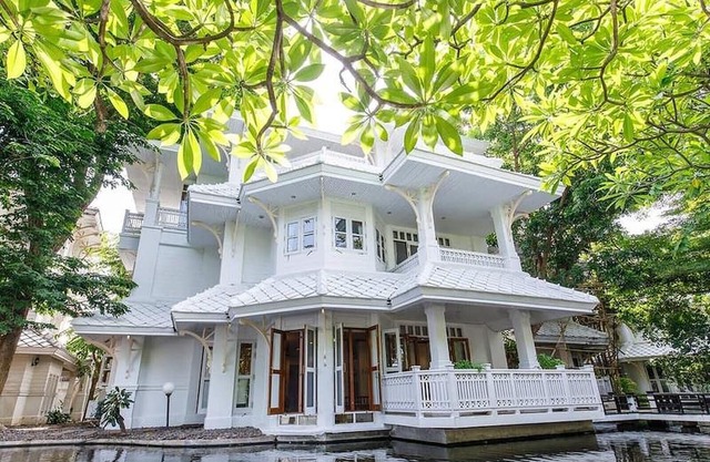 Royal Riverside Villa | River View Suite