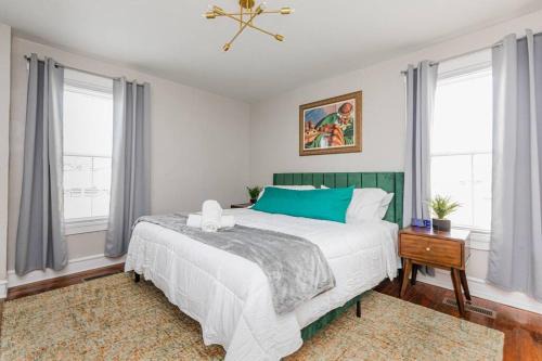 Royal Respite Green Kings and Grey Queens Hideaway!