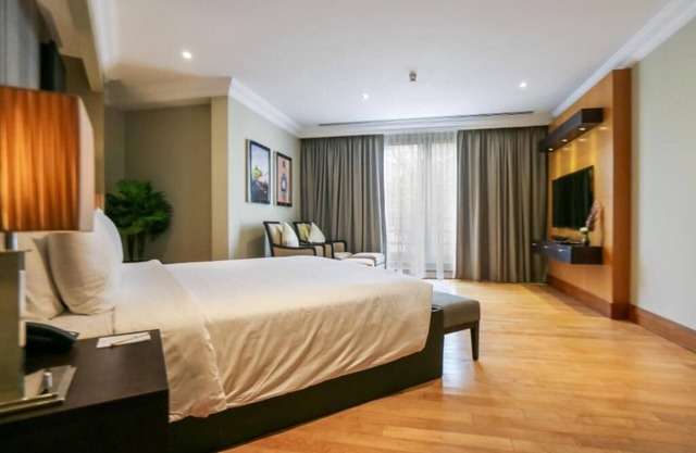 Royal Suite Near Palm Strip Mall By Luxury Bookings