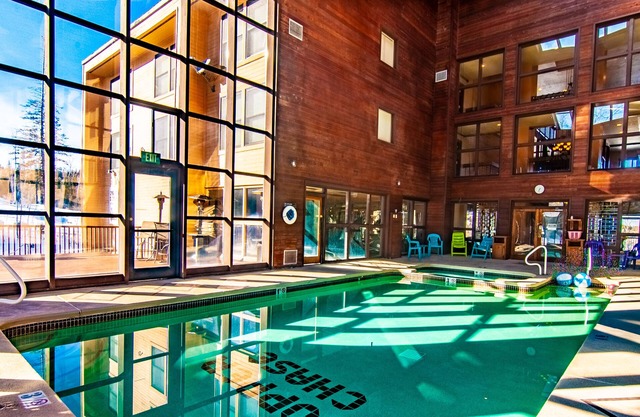 Royal Vista II, Pool & Hot-Tub, Ski-I/O, 3 BR, 2 Bath, Sleeps 8