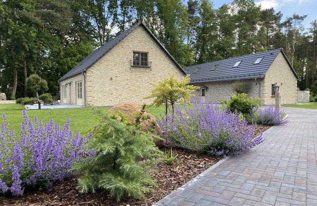 Ruhe und Entspannung Umgeben von Einer Herrlichen Gartenanlage