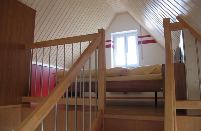 Ruhig gelegene Galerie-Wohnung (40qm) für 2 Personen mit Balkon, voll ausgestattete Küchenzeile, Garten mit Grill