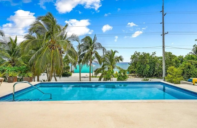 Rum Reef, 6 bedroom house in North Side, pool, private beach, kayaks, bikes.