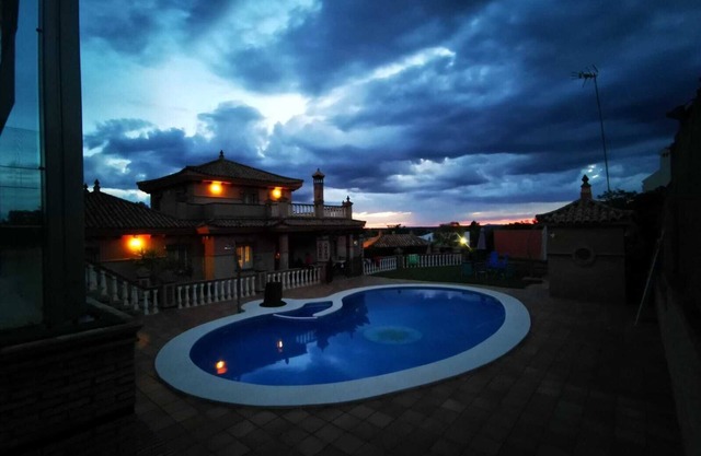 RURAL HOUSE WITH PADEL TRACK, SWIMMING POOL AND BARBECUE