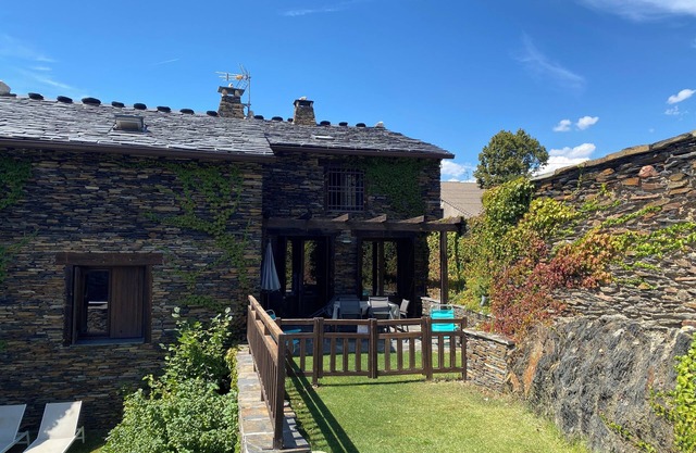 Rural apartment with private garden, fireplace, barbecue, jacuzzi and pool