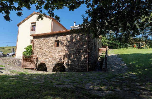 Rural house with farm next to the river, 5 minutes from the Cathedral (pets allowed).
