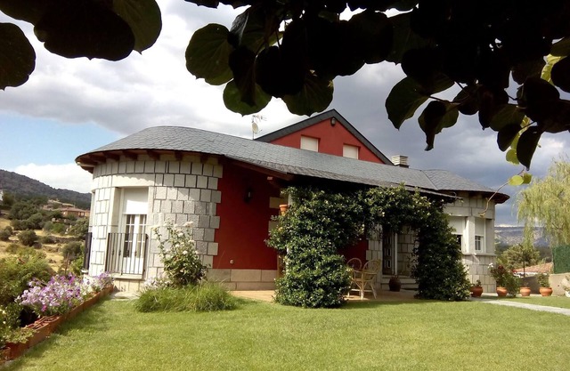 Rural House "Entrepinos". Ideal for family and groups. Private space with views