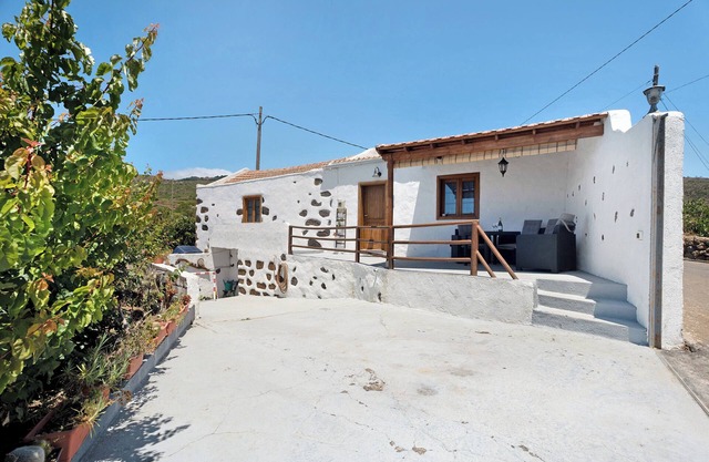 Rural Holiday Home 'Alto Prado' with Sea View, Private Terrace and Wi-Fi