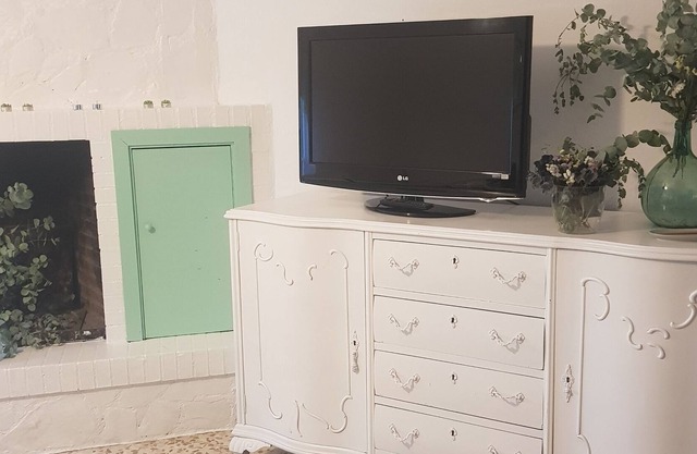 Rural house, with natural caves and salt water pool