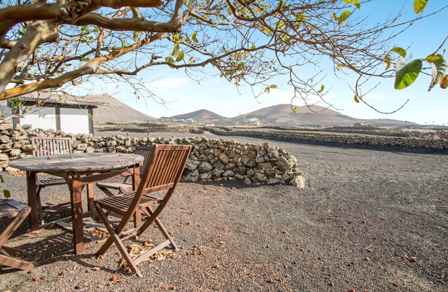 Rural Stone Cottage "Estudio Pu" with Volcano View, Garden & Wi-Fi