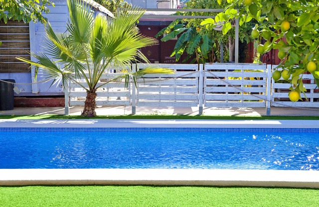 "Rural Wagon Accommodation" with SWIMMING POOL