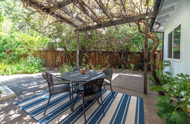 RussianRiverBungalow~NEW & Magical Family Retreat! Walk to the River!WiFi/Pup