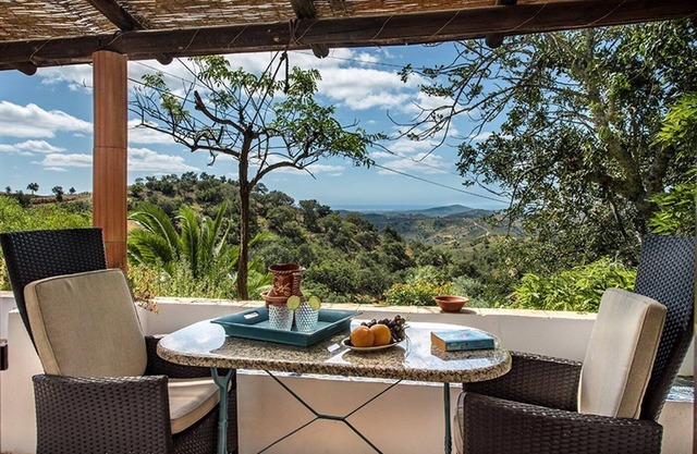 Rustic 3-bedroom Country Retreat With Pool, Free Wi-fi, and Breathtaking Views