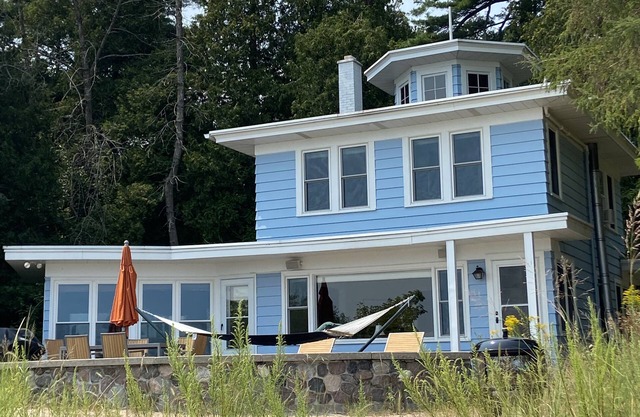 Rustic 3BR cottage on beach, 40 min from downtown Milwaukee.