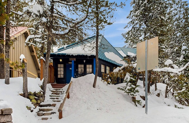Rustic and Serene Cabin with Great Home Essentials, Close to Skiing