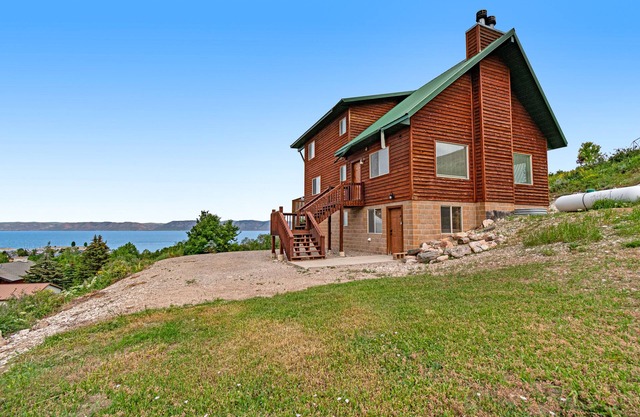 Rustic cabin overlooking Bear Lake with WiFi, fireplace