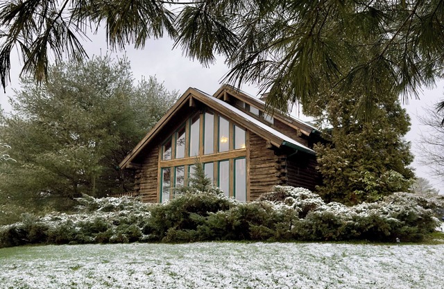 Rustic Cabin Retreat - Hot Tub, Sauna + Pool!