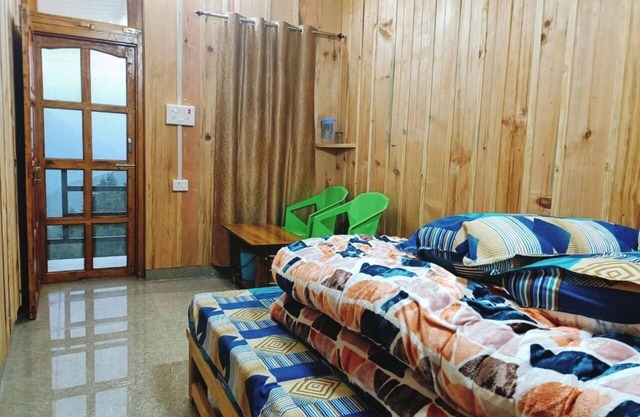 Rustic Charm , Deodar Room with Mountain Vibes.