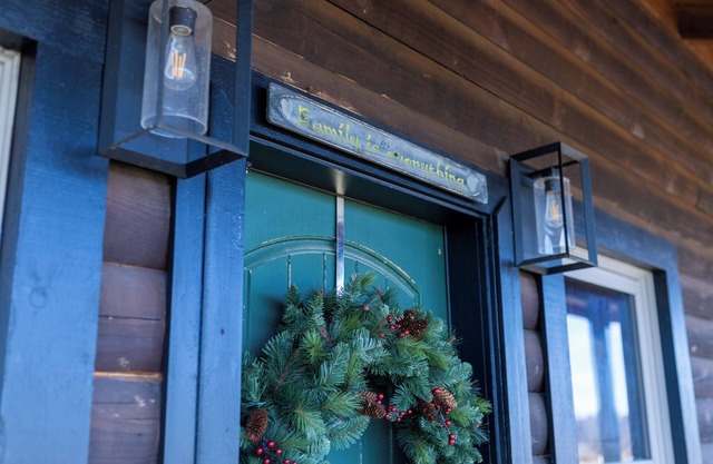 Rustic Charm Meets Modern Comfort – Cozy 3-Bedroom Retreat in Gallatin