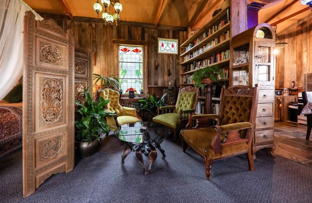 Rustic cosy retreat, with library, fireplace, films and a Four Poster Bed.