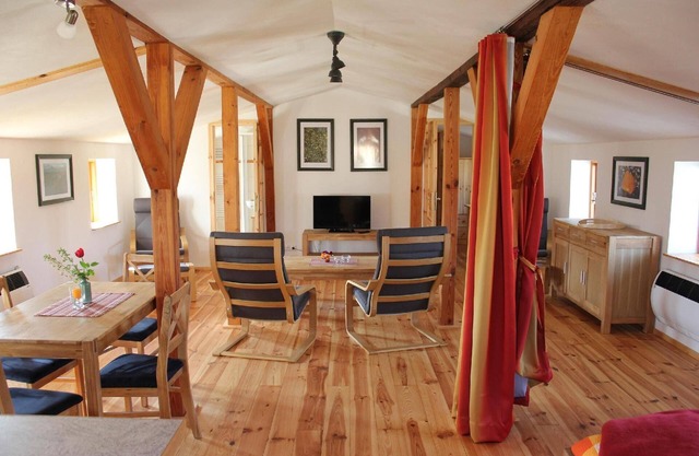 Rustic holiday flat on the upper floor