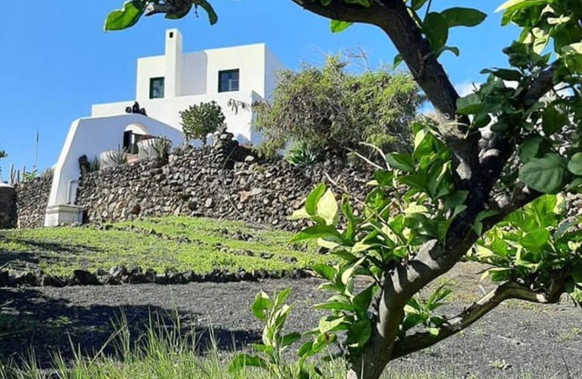 Rustic house walking distance to the beach