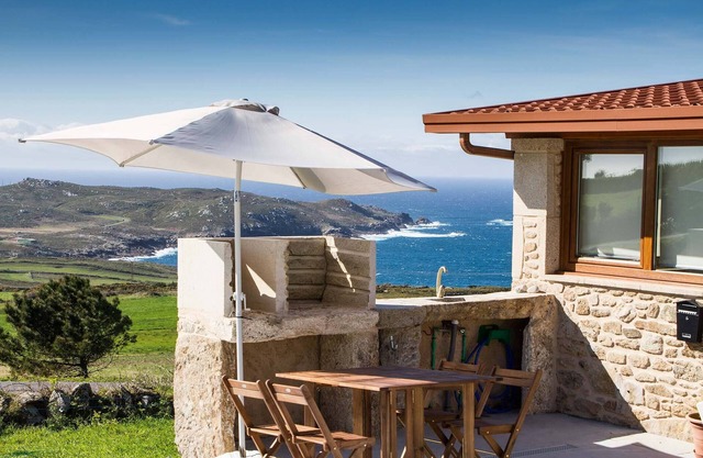 Rustic house with private grounds and sea views, located in the Cape Touriñán