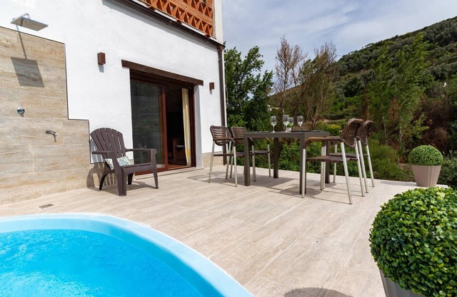 Rustic house with views in the Lecrin Valley