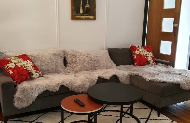 Rustic large 5 bedroom home in a inner city suburb