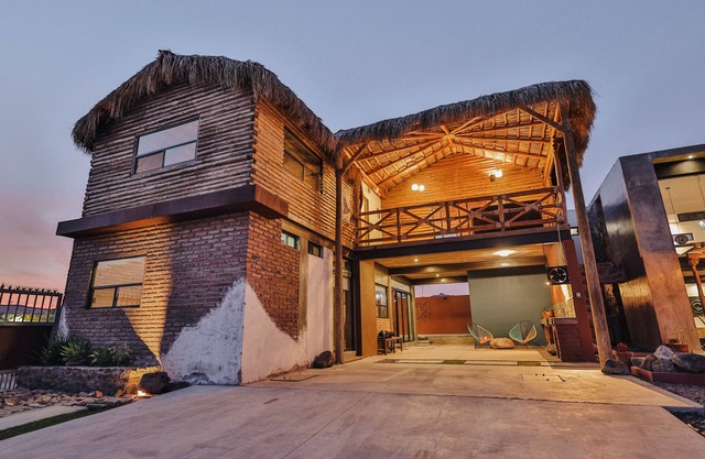Rustic/modern house w/cabin pool/barbacue/palapa-very worm and intimate space.
