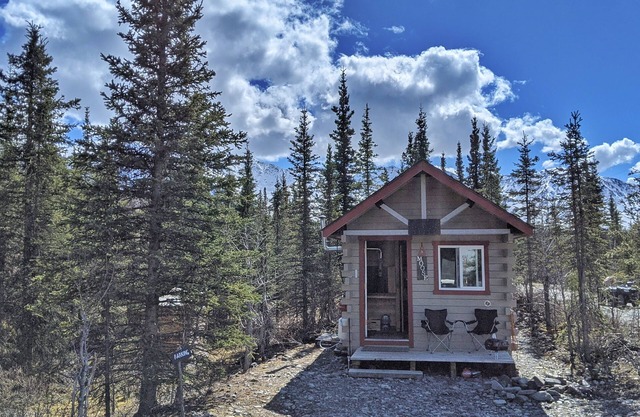 Rustic Moose Cabin Getaway - Glamping