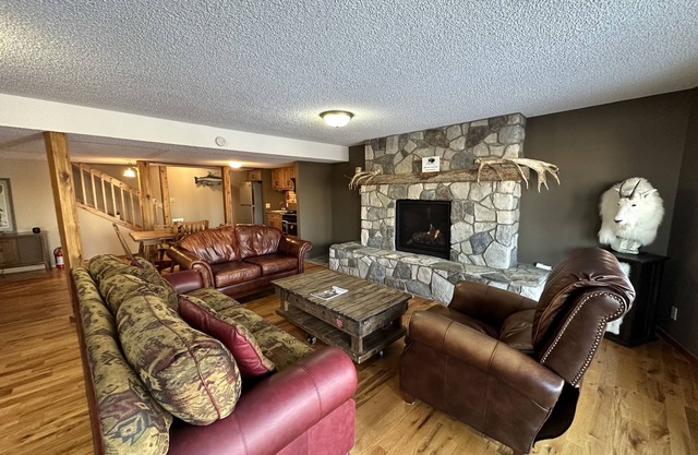 Rustic Ranch House—LIVINGSTONE LODGE