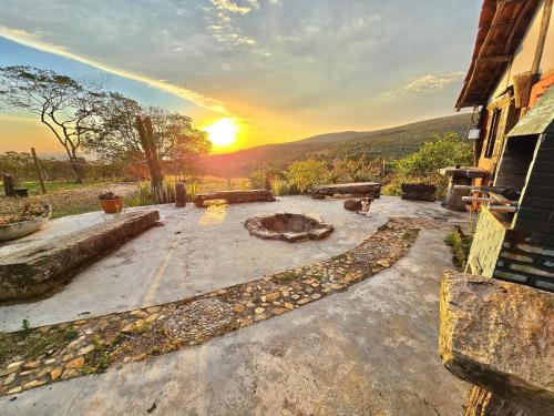 Sítio com lindo pôr do sol, tranquilidade na serra de Carrancas com riacho