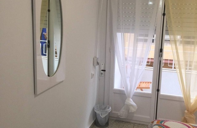 (S1)-Bright modern 3 Bedroom Flat City Centre beach 10-12 minutes walk