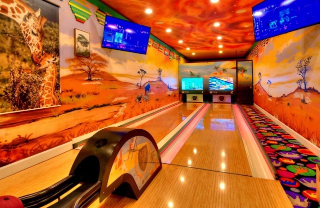 Safari Bowling Villa, Sleeps 40