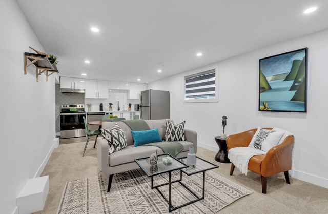 "Safari" Renovated & Upgraded 2 bed lower suite