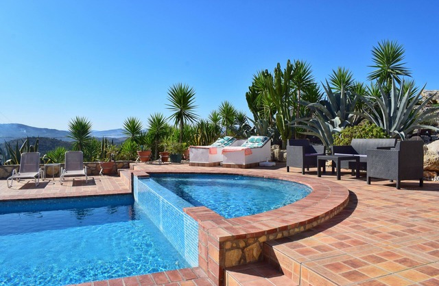 SAFE & SECURE CASA DALI PRIVATE POOL & PATIO AREA.90 night minimum booking