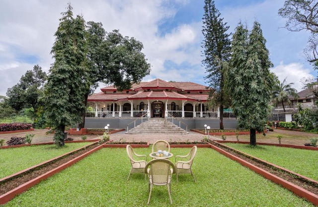 SaffronStays Mosaic - 4 Bedroom Heritage Villa With Large Lawns In Khandala
