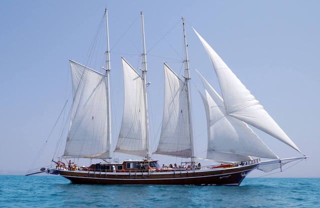 Sailboat with 3 masts in the Maldives for 12 people