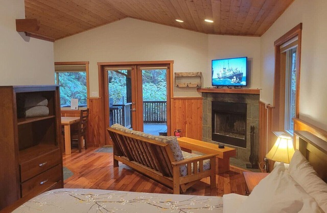 Salal Cabin by Evergreen Forest Cabins