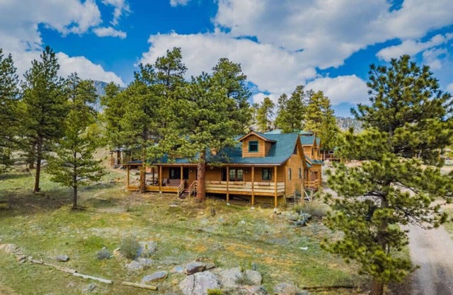 SALE! Epic views, wood stove, EV charger