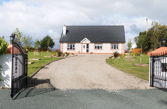 SALLYWOOD HOUSE, pet friendly in Ballybofey, County Donegal