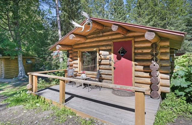 Salmon Trail Cabin - a sunny log cabin in historic Hope, Alaska