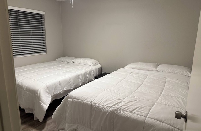 Samsung Close 4 BR 8 Beds 3 FULL baths Crews OK
