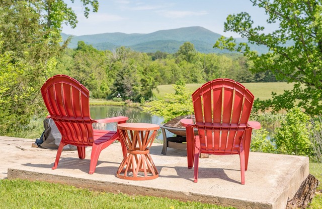 Sanctuary Suite: Breathtaking Mountain Views, Private Farmhouse Apartment